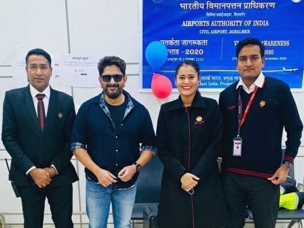 Tone Deaf? Bollywood Actors Go Maskless During Photo Op On SpiceJet Flight