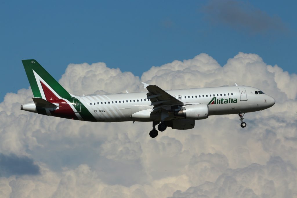 Alitalia A320 moments before landing. Photo by Alessandro Ambrosetti 