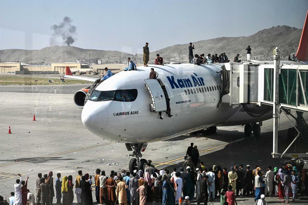 Afghan's climbed on top a plane in a desperate attempt to leave the fallen city of Kabul. Dutch people remain stranded due to Dutch Air Force unable to land