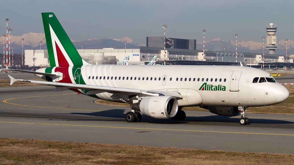 Alitalia A319 taxiing at MXP. @ Andrea Ongaro / Travel Radar