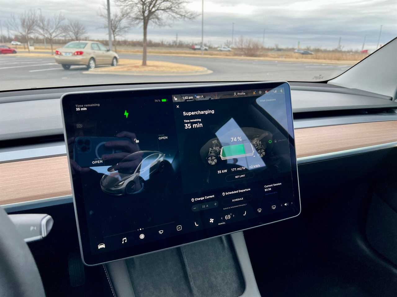 Tesla Model 3 charge screen