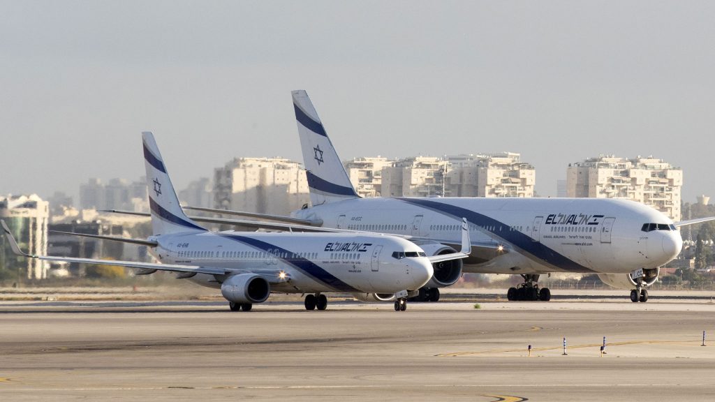 el al big plane next to small plane