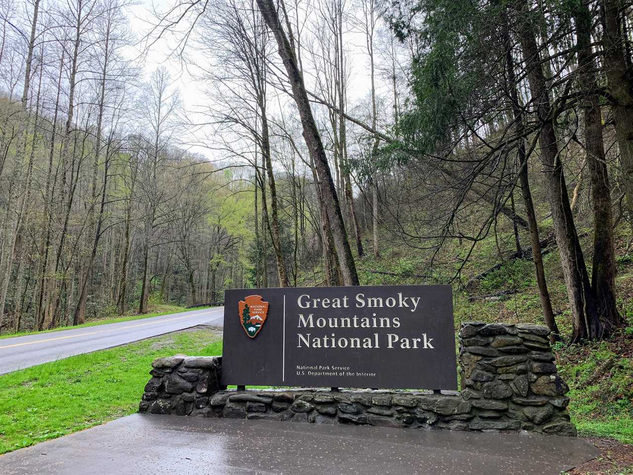 great-smoky-mountains-national-park-nc-tn-entrance-sign