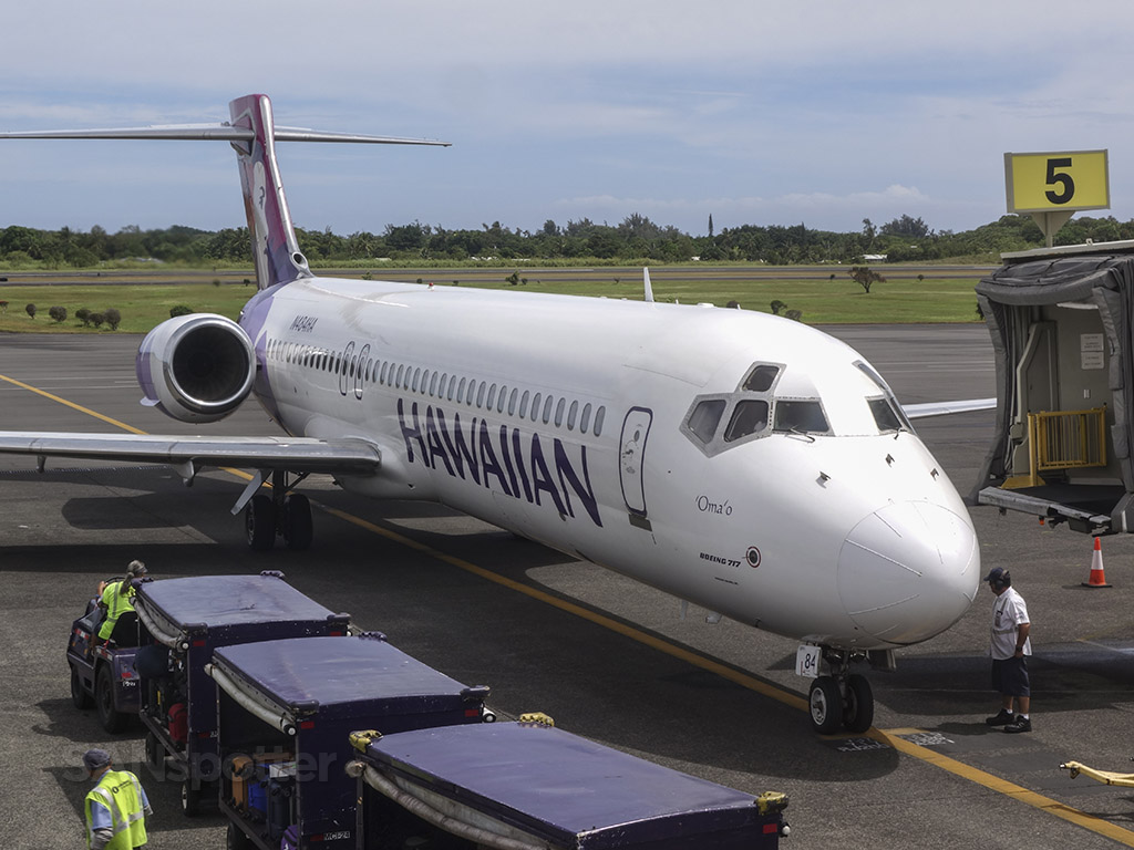 a Hawaiian Airlines Boeing 717-200