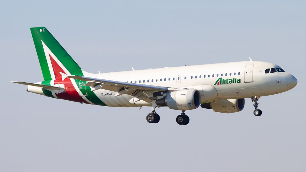 Alitalia A319 moments before landing. @ Andrea Ongaro / Travel Radar