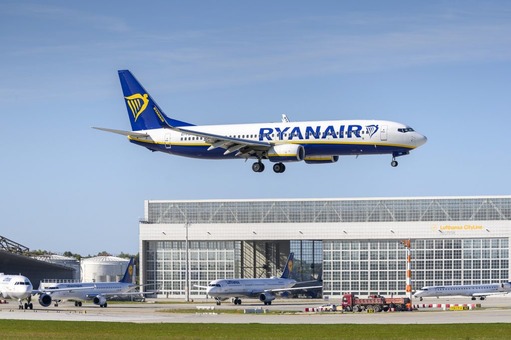 A Ryanair B737 moments before landing. Photo by DirkDanielMann.