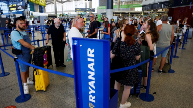 Ryanair cabin crew strike i