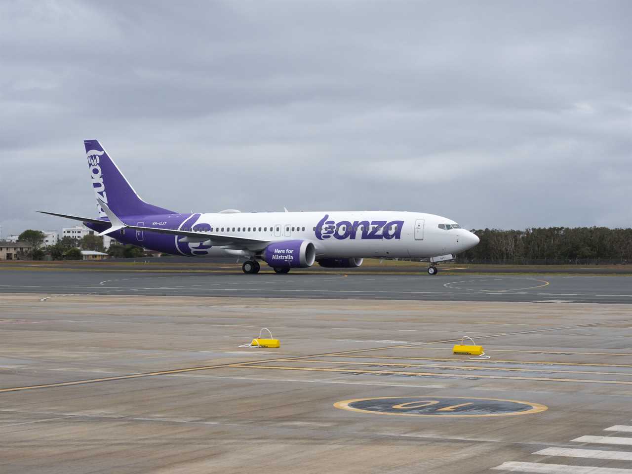 Bonza Airlines flight AB 001 coming in to land on the sunshine coast