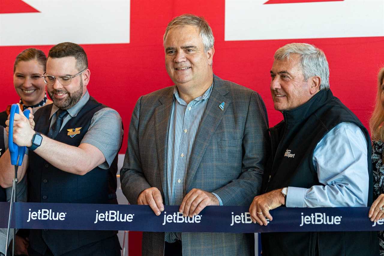 jetblue boston gatwick ribbon cutting