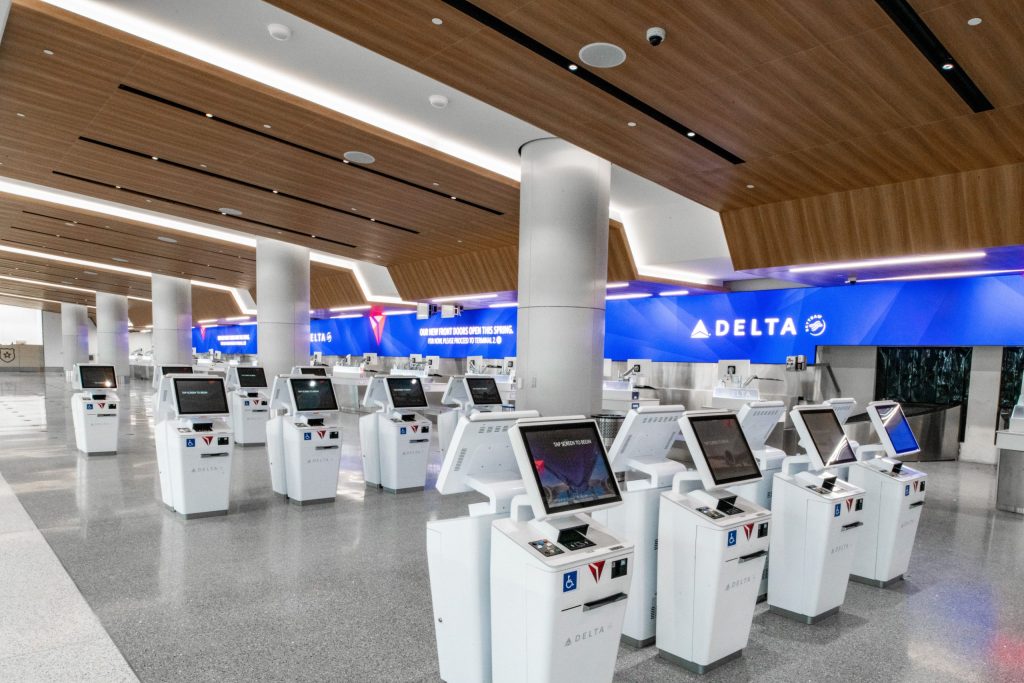 Delta suspend flight. Four rows of machines with screens, back-to-back.