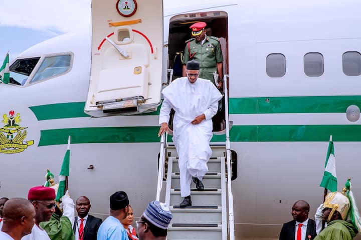 President of Nigeria exiting plane at the airport © UGC / www.channelstv.com