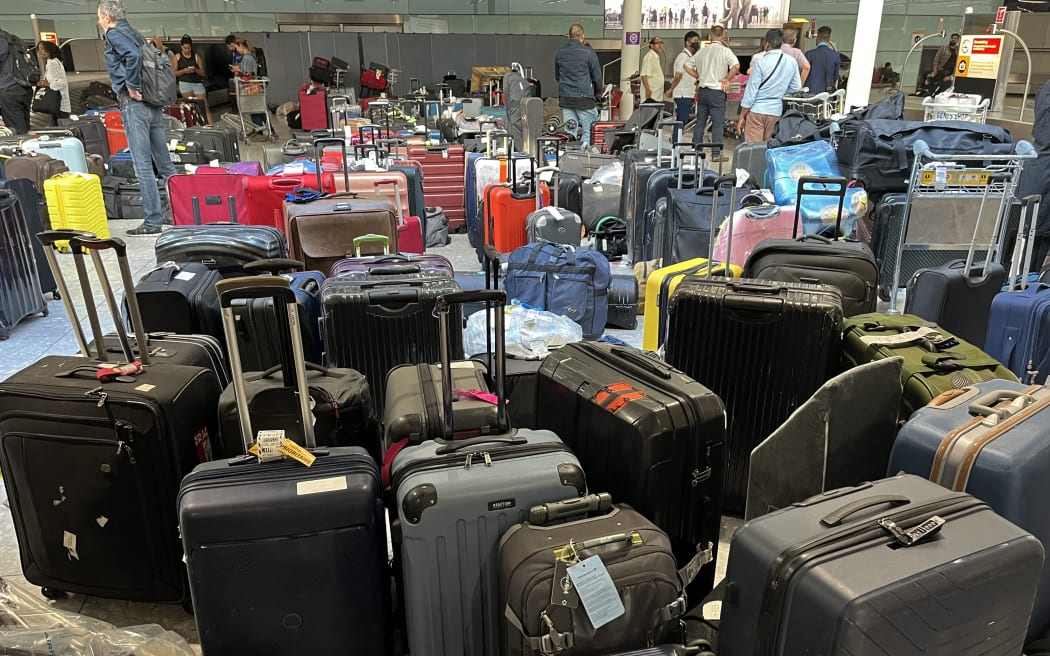 Qantas luggage crisis