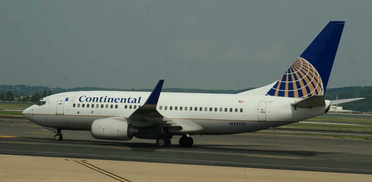 File:N38257 United Airlines (Continental Airlines) 2000 Boeing 737-824 C-N 30612 (5902108521).jpg