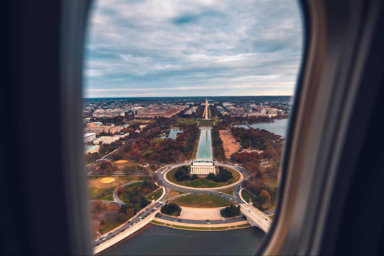 Approach into Washington DC from a plane