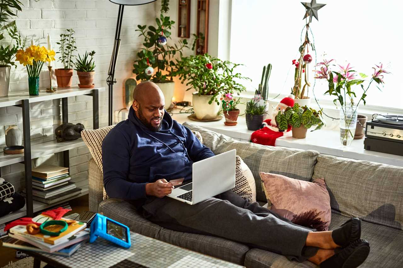 Man shopping on his laptop