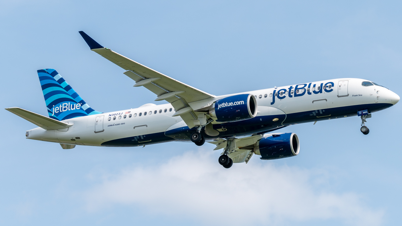 A JetBlue Airbus A220