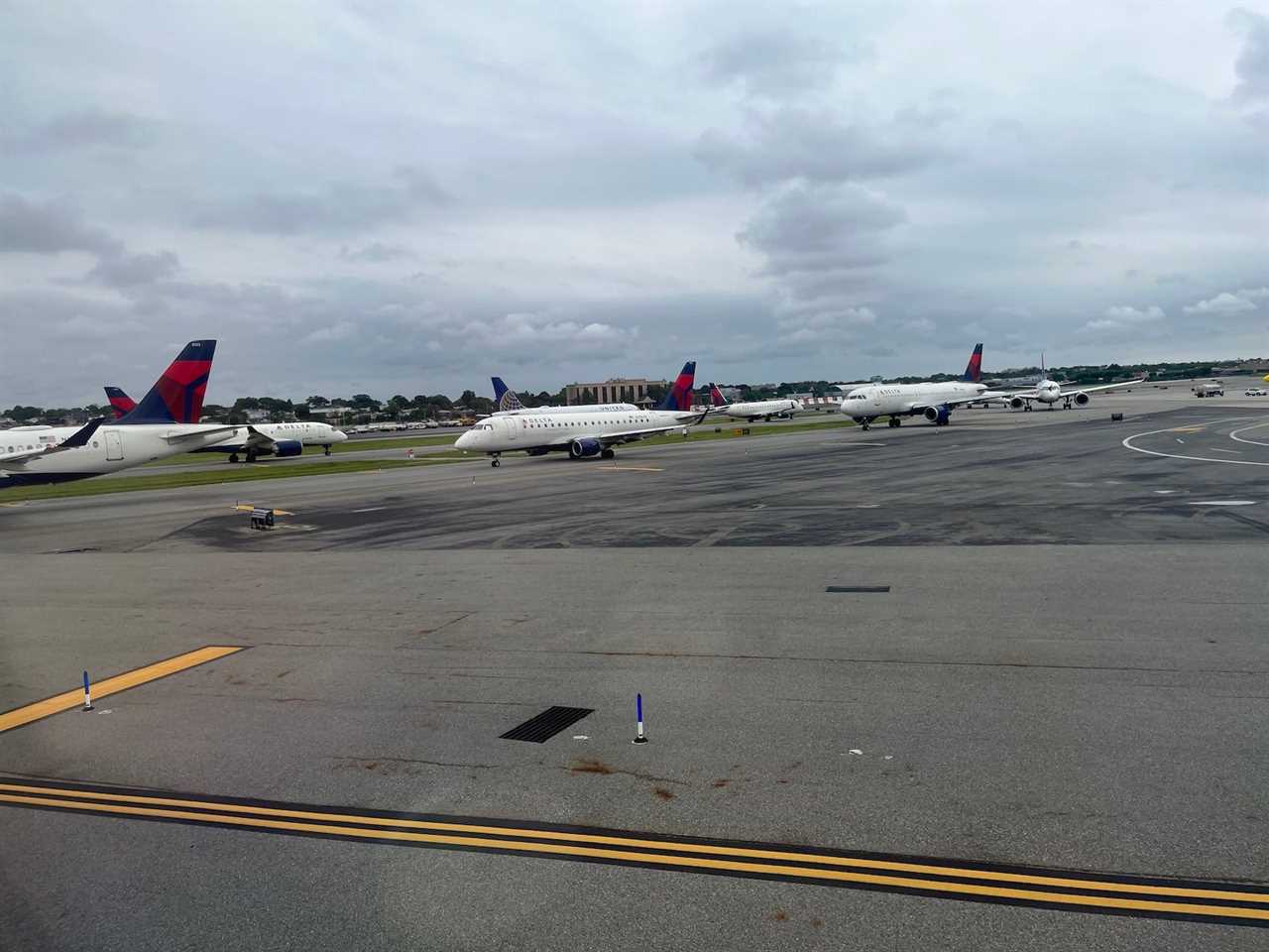 planes in traffic at LaGuardia