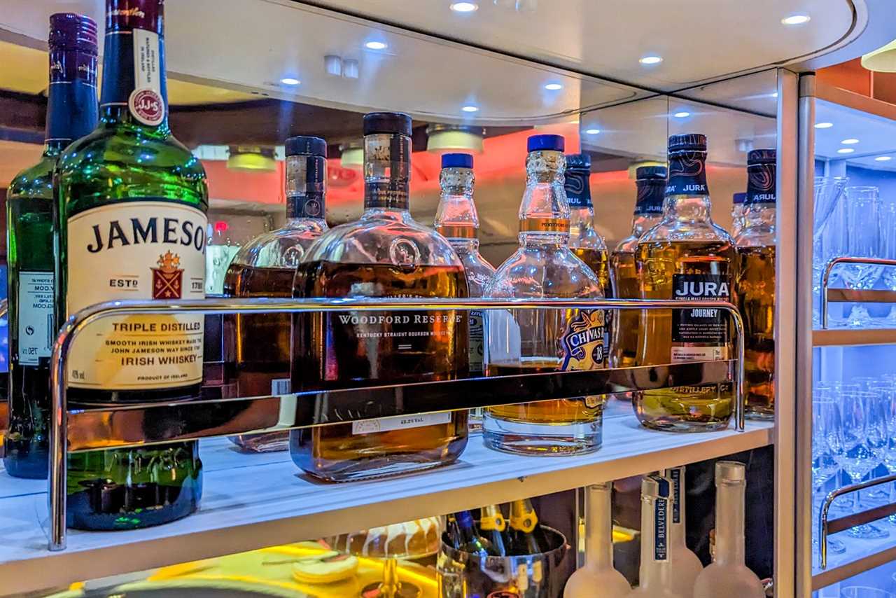 The complete guide to the Emirates A380 onboard bar and lounge