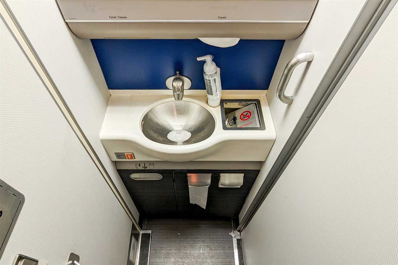 A review of United Airlines economy on the Boeing 767 from Newark to London