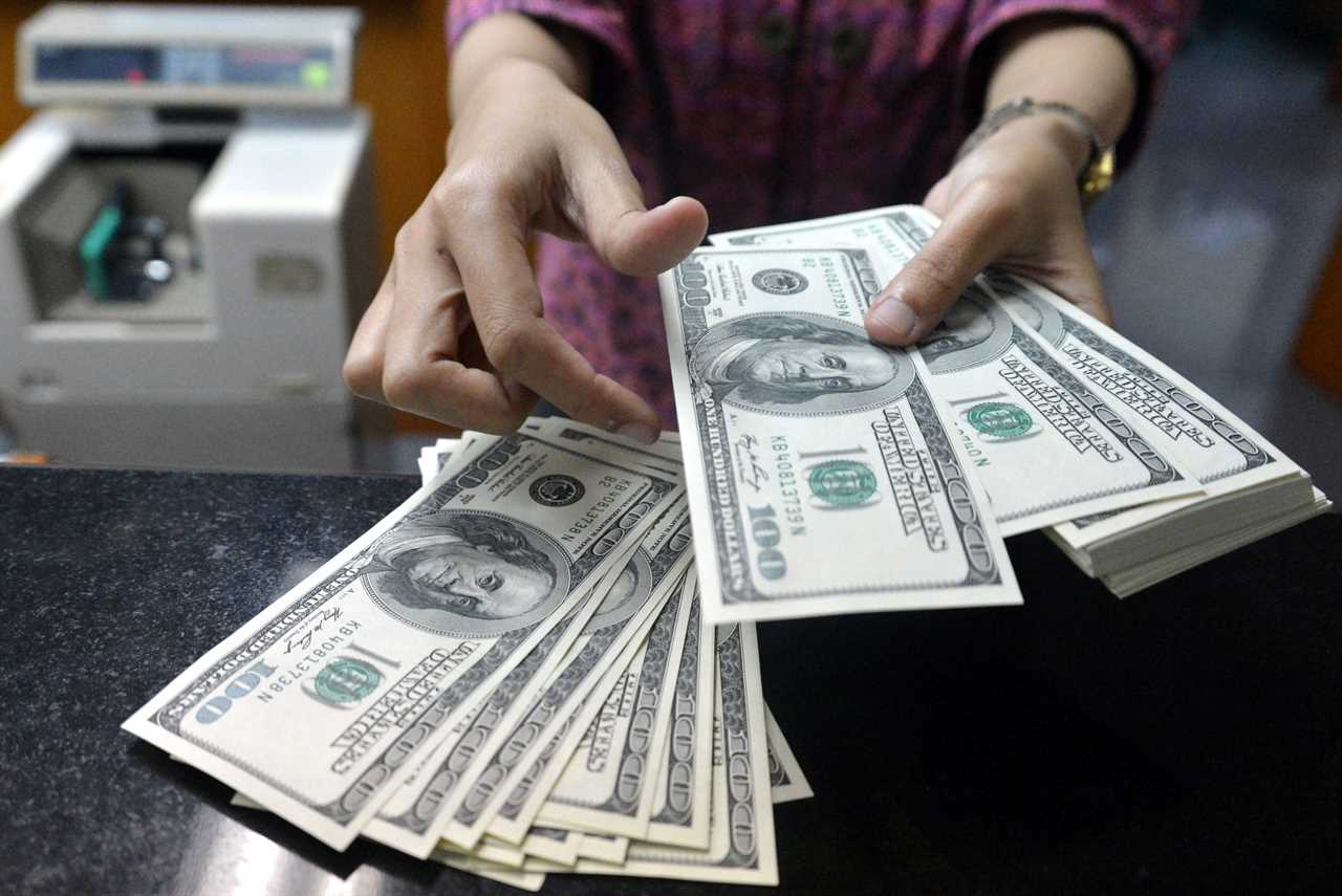 An employee counts USD notes at a money change outlet in Jakarta on June 14, 2013. Indonesia's central bank unexpectedly hiked interest rates for the first time in more than two years as it seeks to boost confidence in the rupiah after the currency fell to a four-year low. AFP PHOTO / Bay ISMOYO