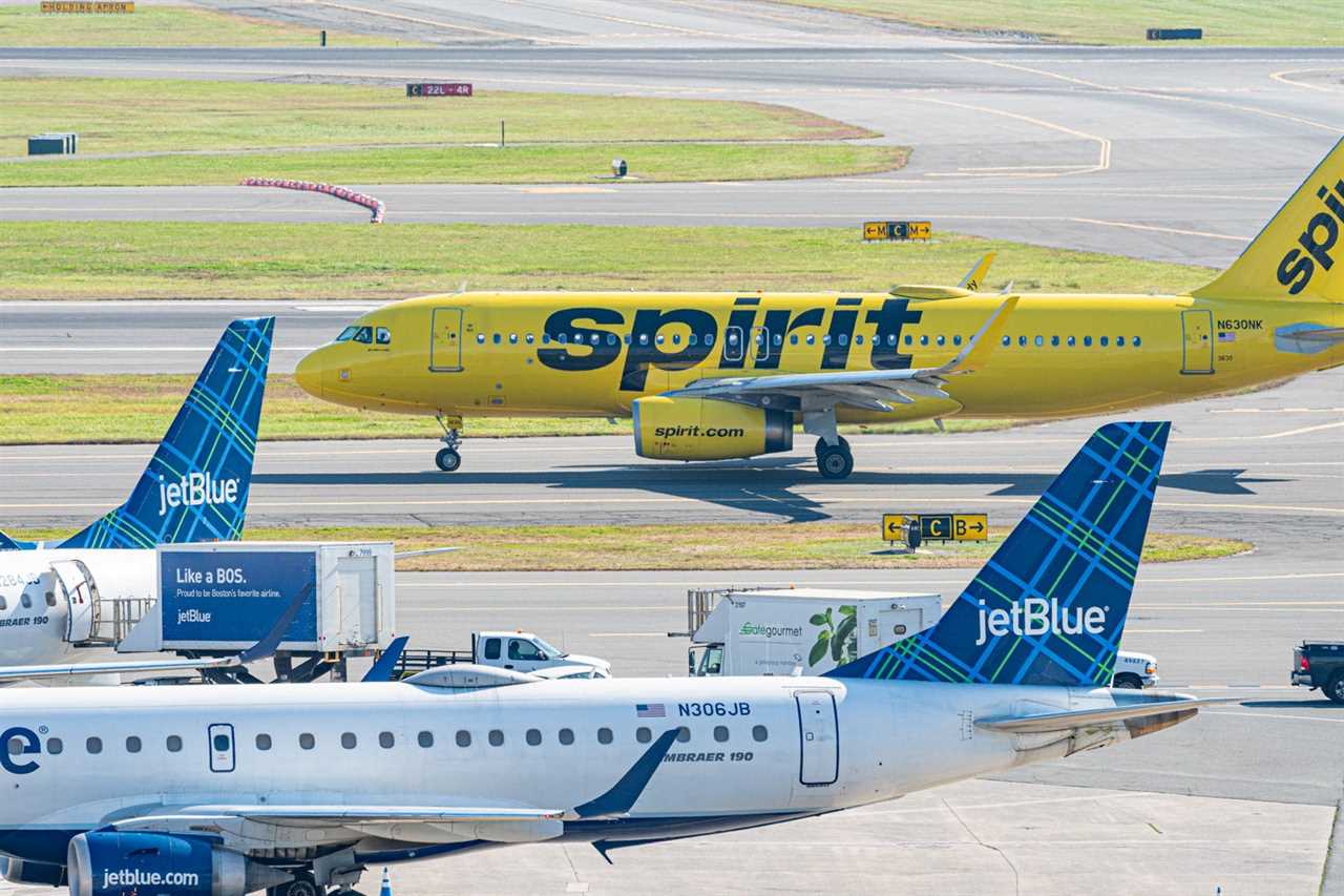 spirit and jetblue plane