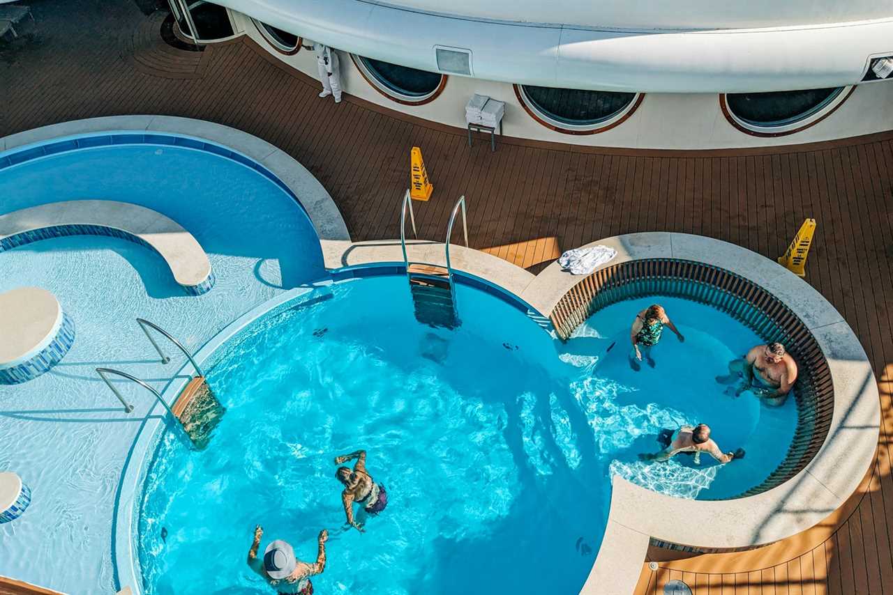 Cove Pool on Disney Dream.