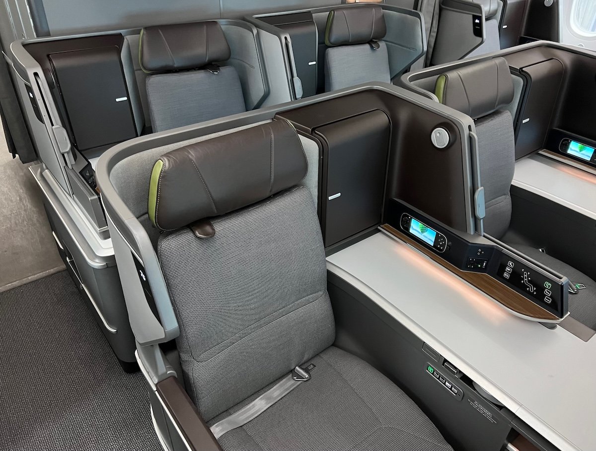 Review: EVA Air Business Class Boeing 787 (TPE-HKG)