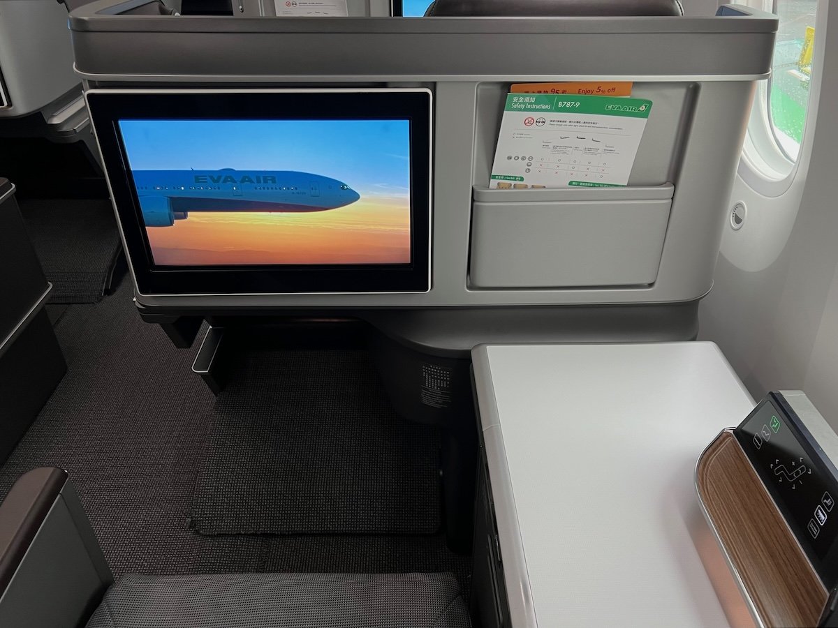 Review: EVA Air Business Class Boeing 787 (TPE-HKG)