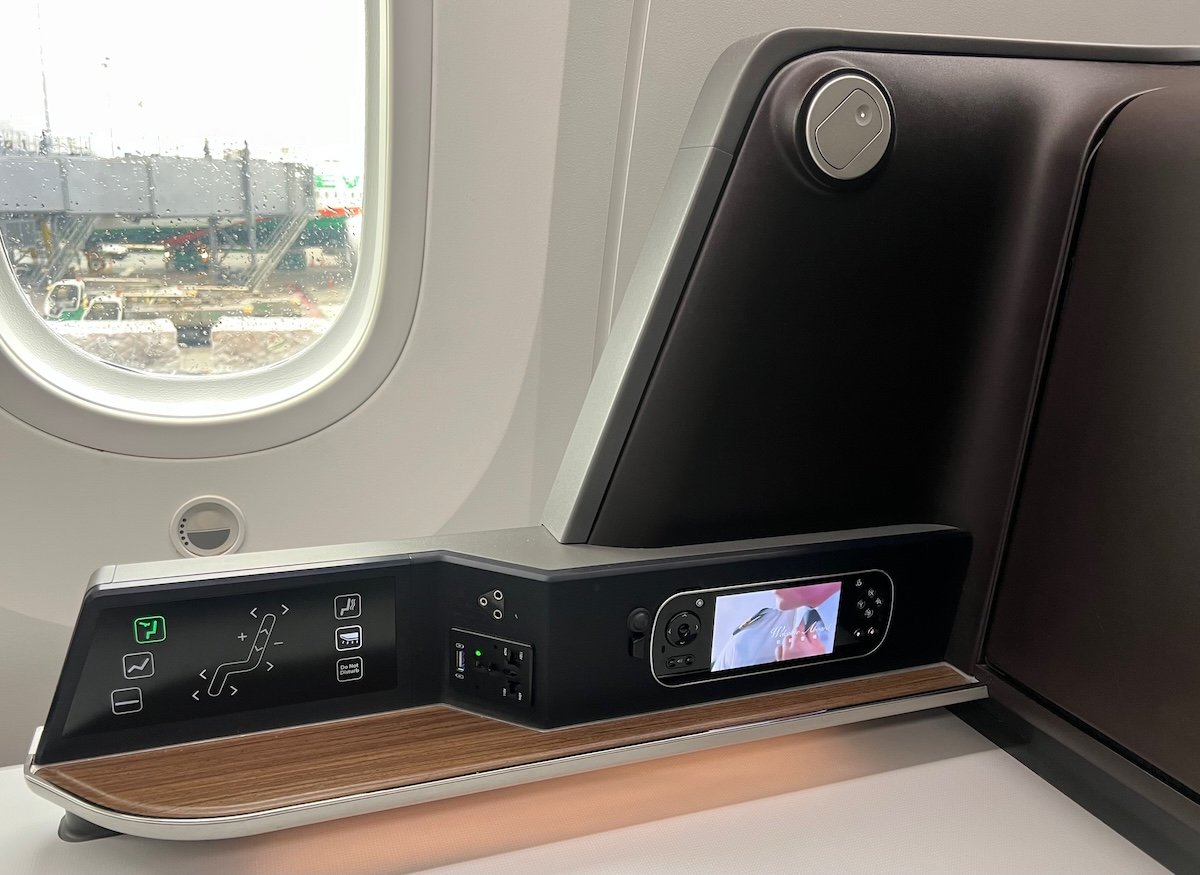 Review: EVA Air Business Class Boeing 787 (TPE-HKG)