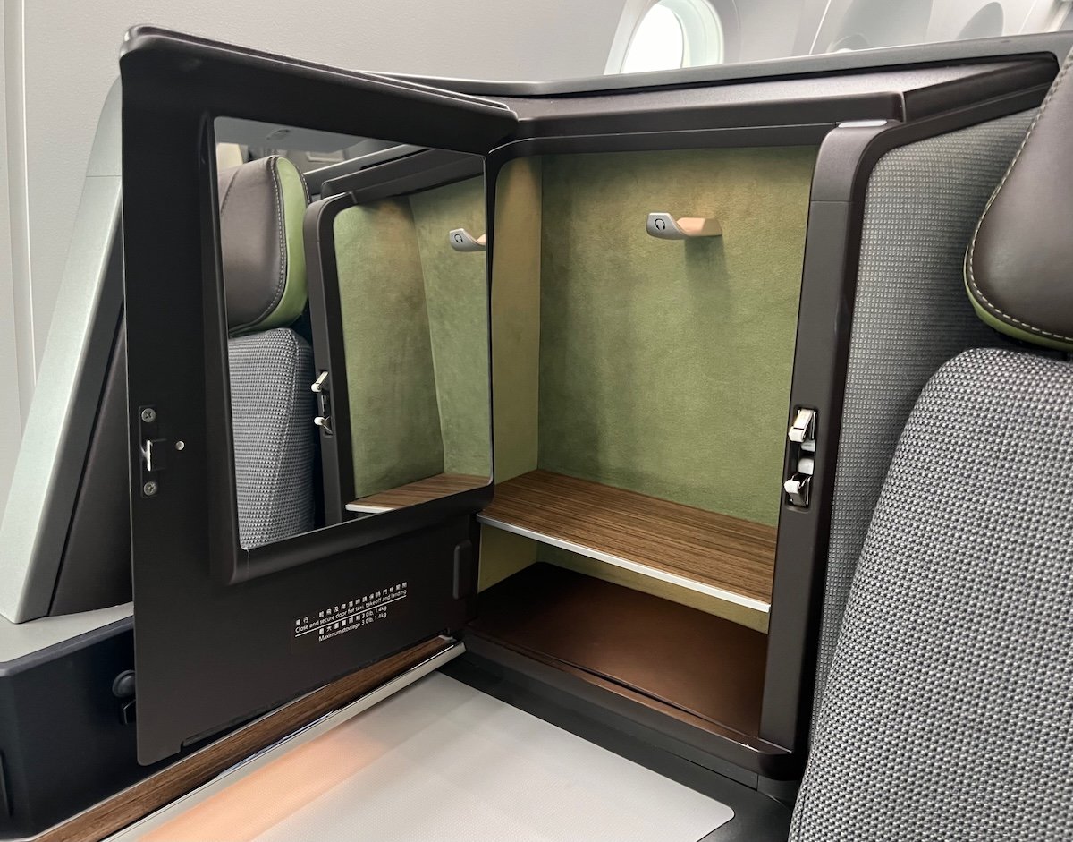 Review: EVA Air Business Class Boeing 787 (TPE-HKG)