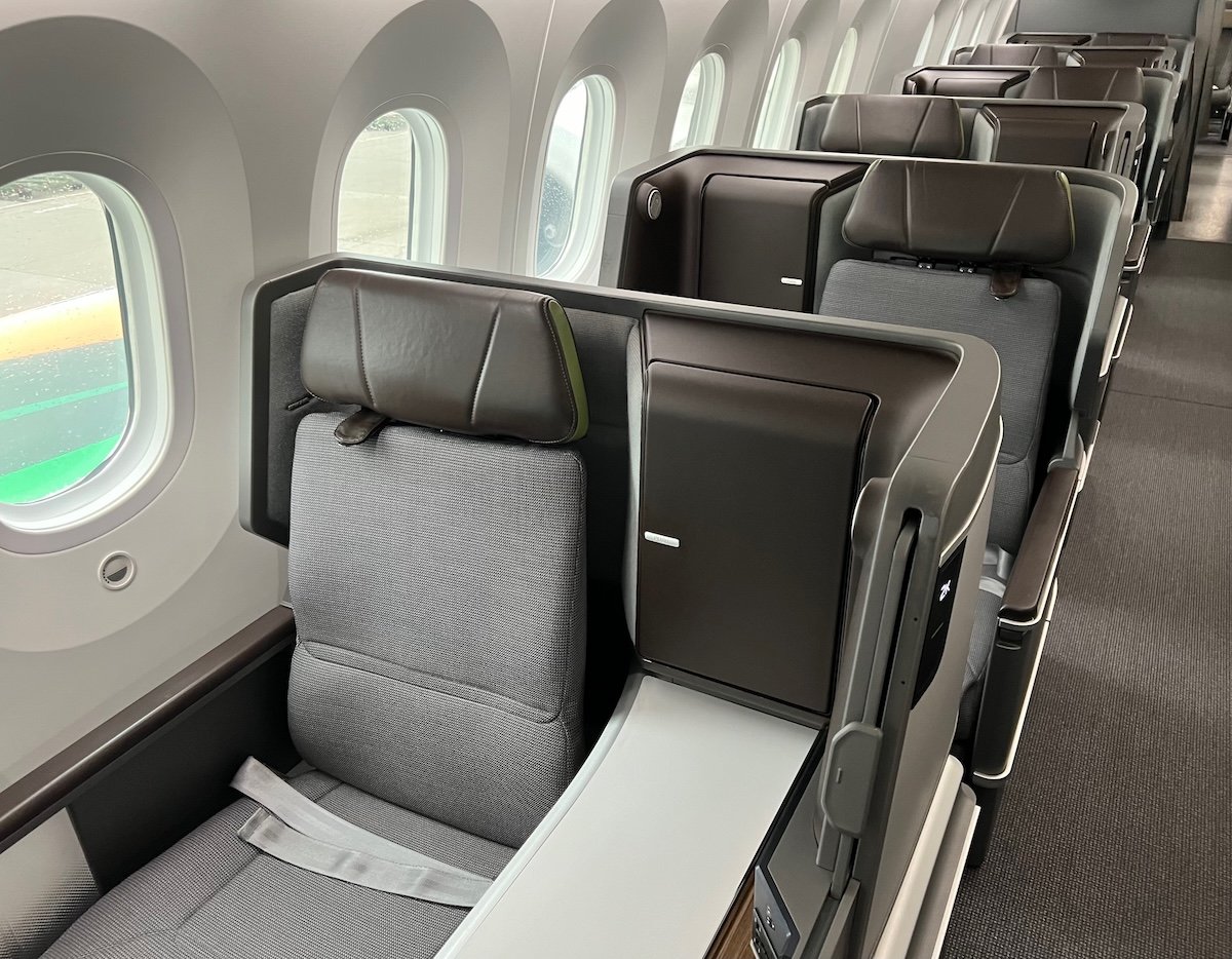 Review: EVA Air Business Class Boeing 787 (TPE-HKG)