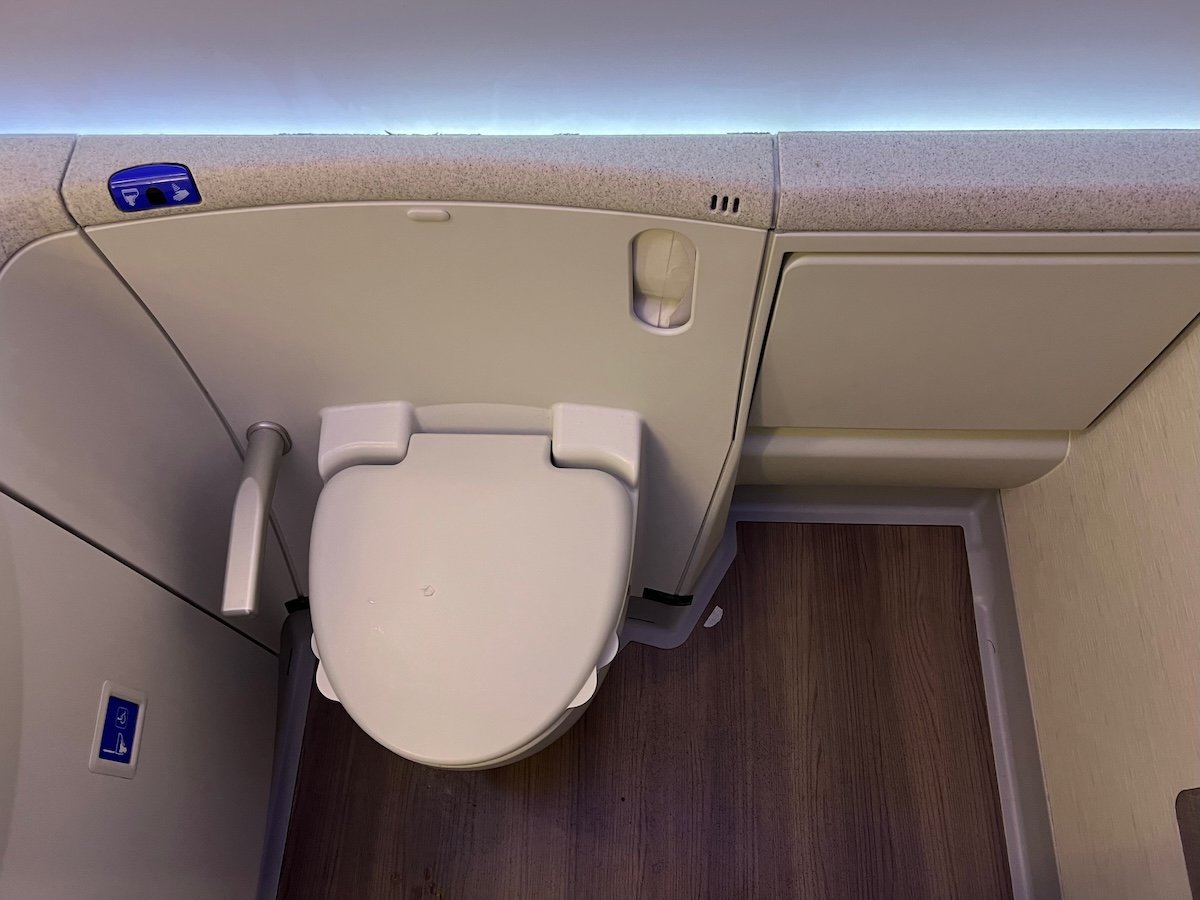 Review: EVA Air Business Class Boeing 787 (TPE-HKG)