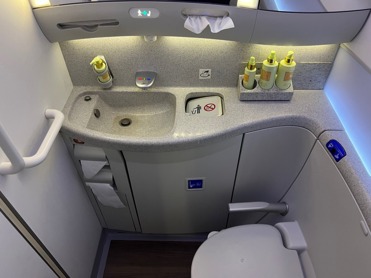 Review: EVA Air Business Class Boeing 787 (TPE-HKG)