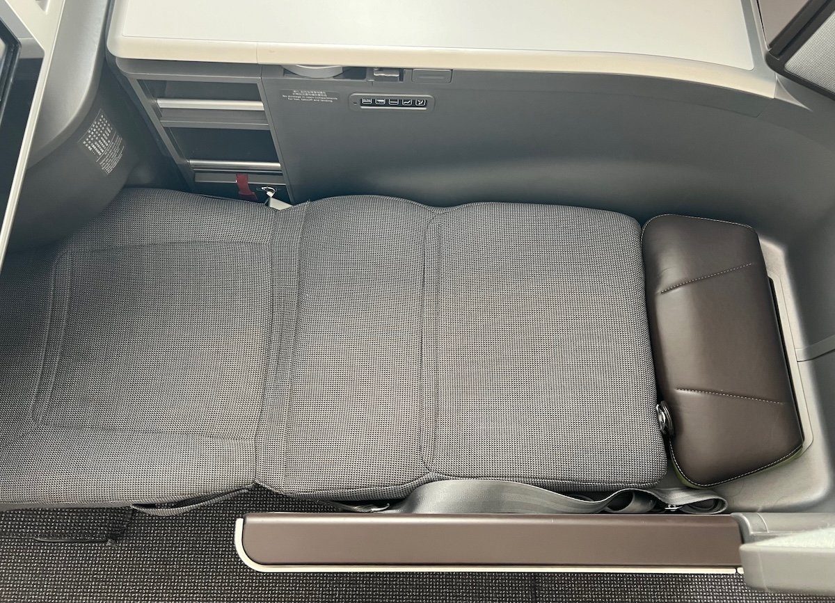 Review: EVA Air Business Class Boeing 787 (TPE-HKG)