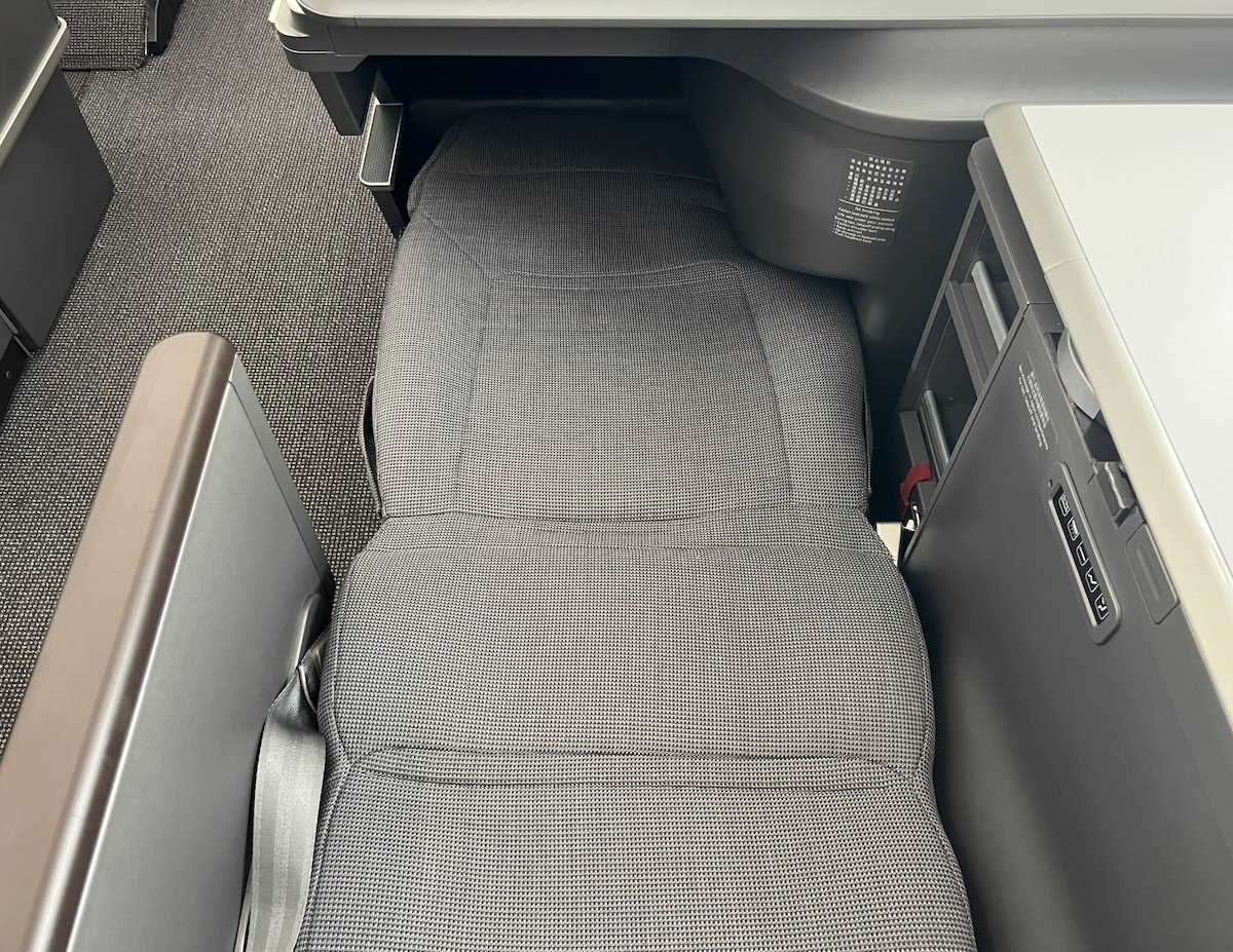 Review: EVA Air Business Class Boeing 787 (TPE-HKG)